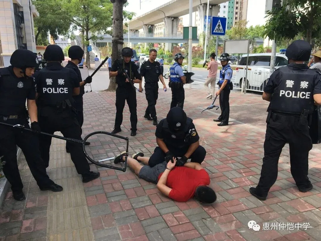 公安民警迅速抵达现场支援