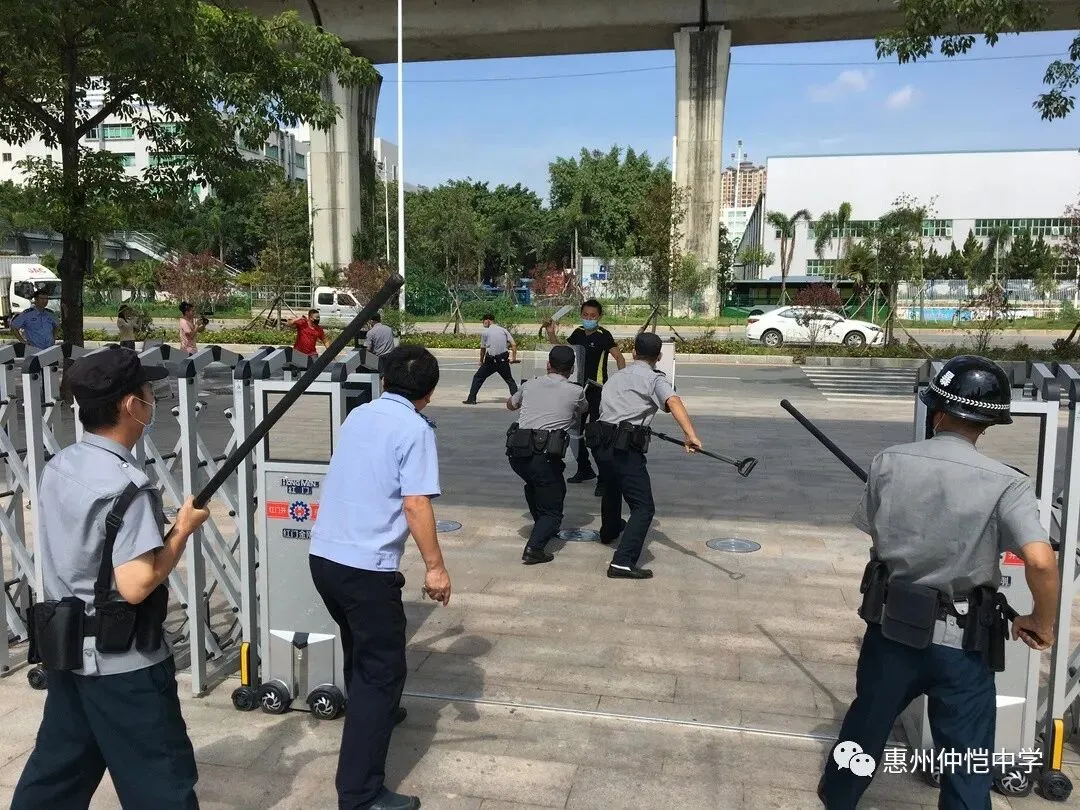 安保人员使用盾牌和警棍进行防御