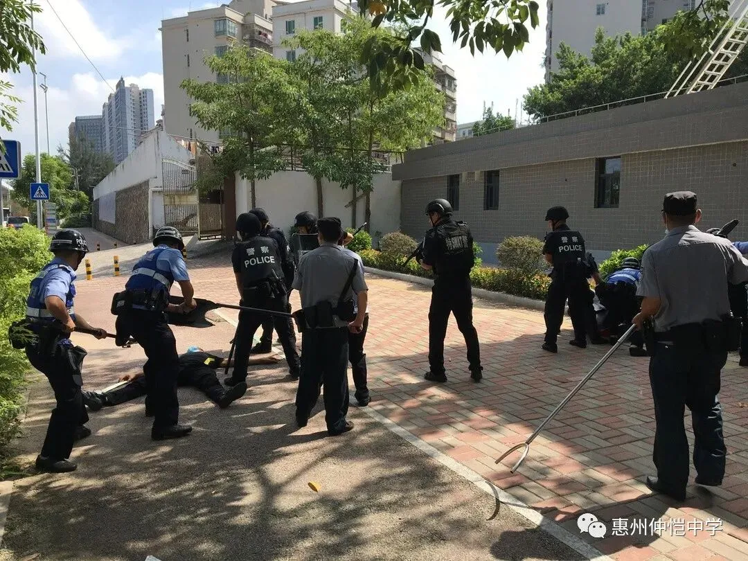演练结束后,参演人员合影留念