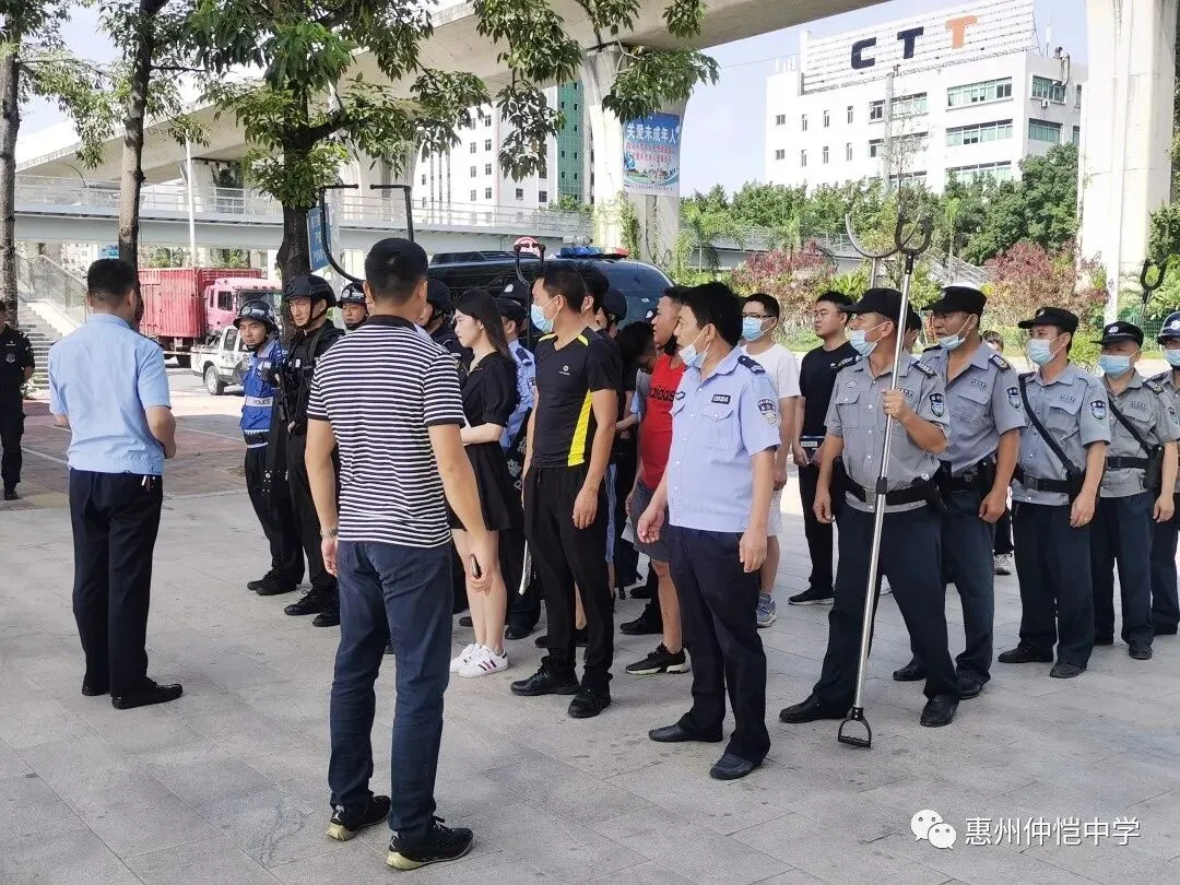 演练现场,公安民警与学校安保人员协同部署