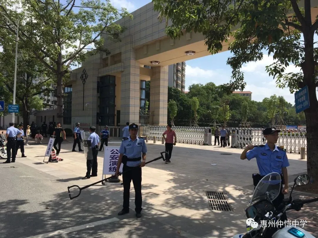 公安民警对学校安保人员进行现场指导和点评
