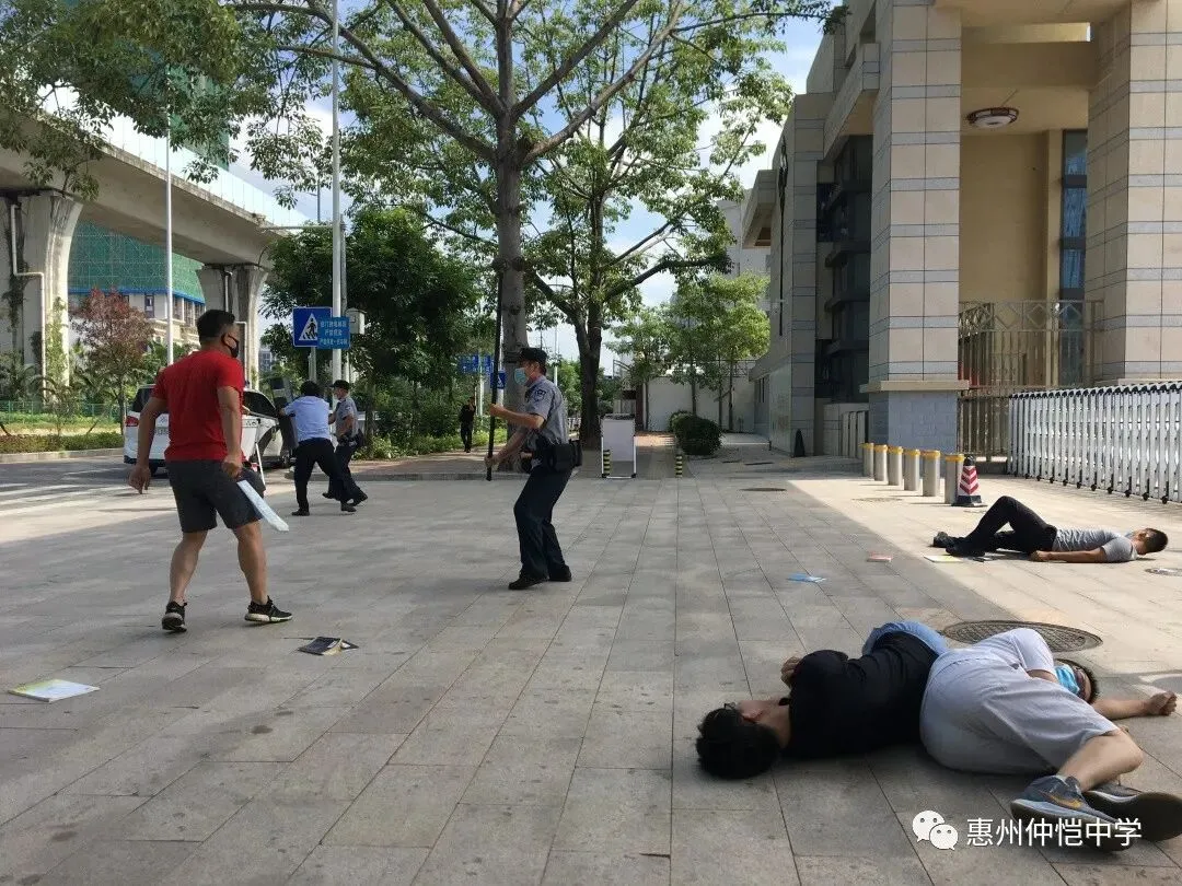 公安民警指导学校安保人员进行装备检查
