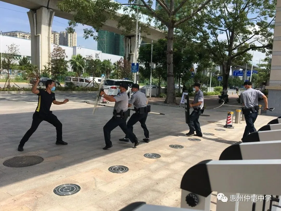 警校联动,共同制服“歹徒”