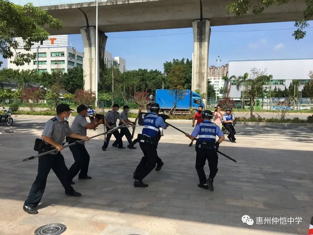 演练模拟现场,安保人员迅速反应