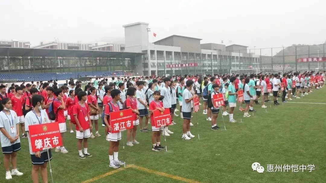 入选最佳阵容的仲恺中学学子合影