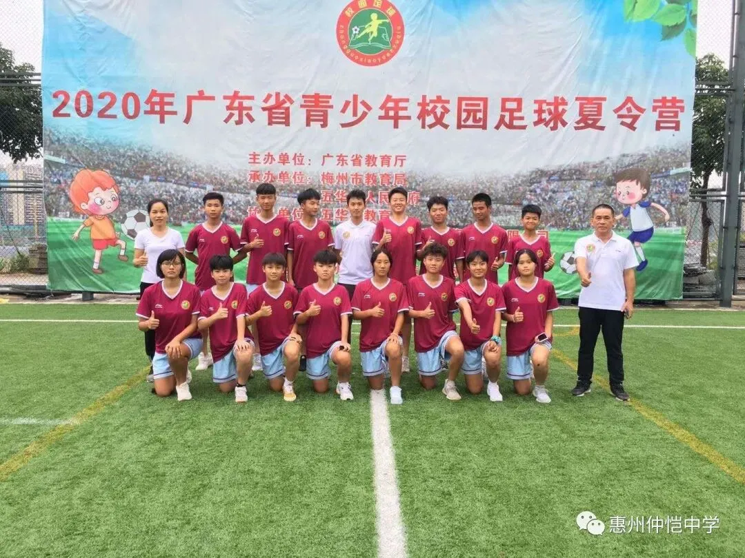 足球训练场景,展现学生们的活力与拼搏