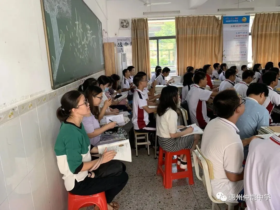 三位新教师在地理科组活动中进行教学展示