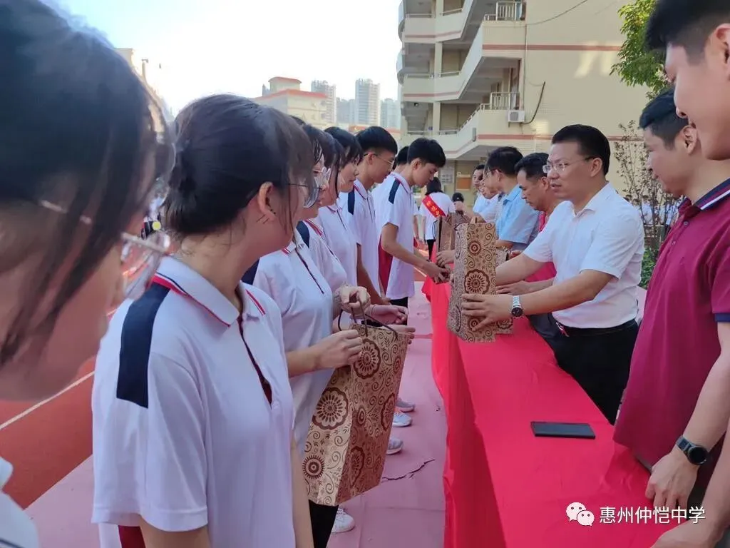 校领导为优秀学生干部颁发荣誉证书