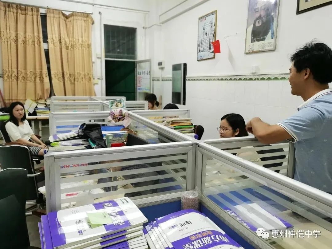 地理科组教师对新教师汇报课进行点评与交流