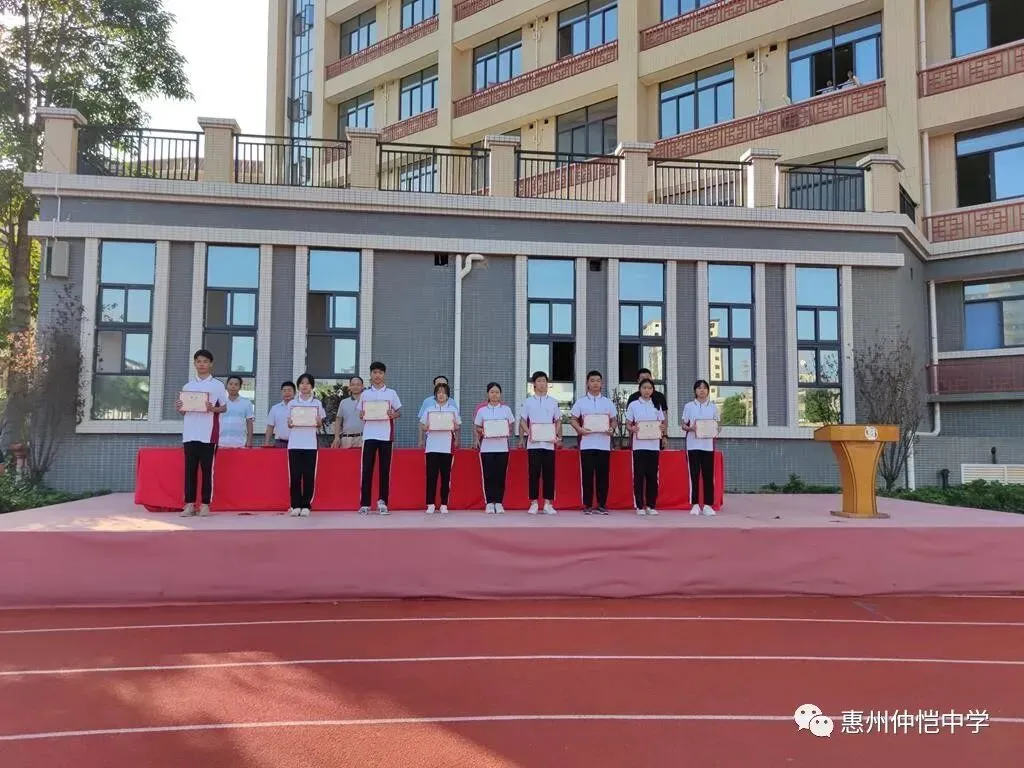 学生会成员们认真聆听交接仪式环节