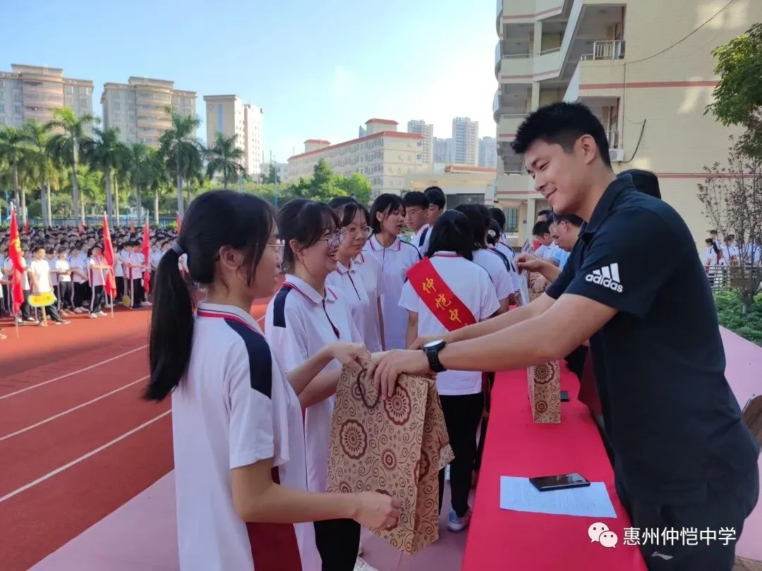 学生会干部们在仪式现场展现青春风采