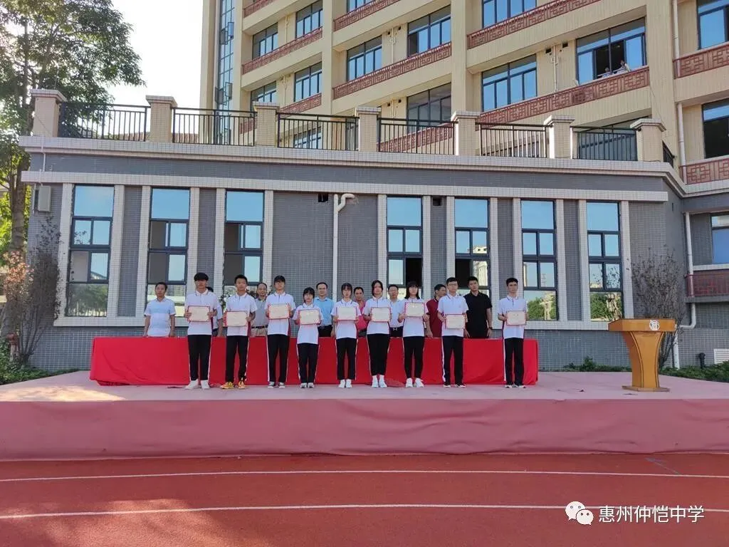 2019级学生会干部与2020级学生会干部进行交接
