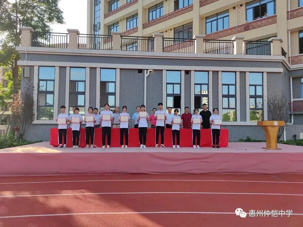学生会干部合影留念,记录荣誉时刻
