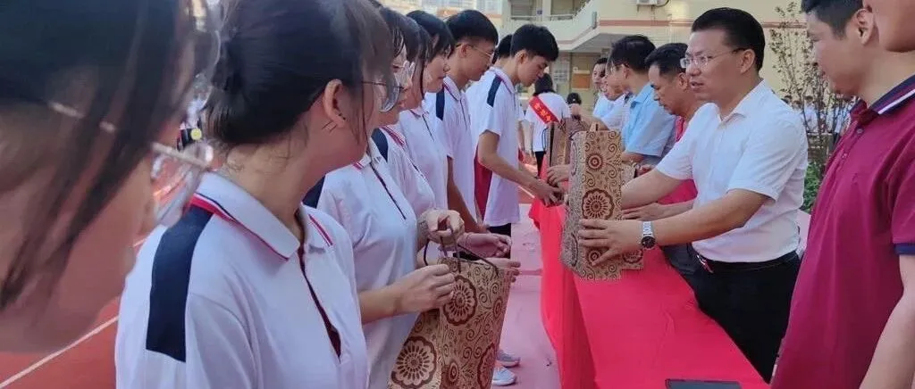 升旗仪式现场,学生会干部及获奖学生代表参加表彰仪式