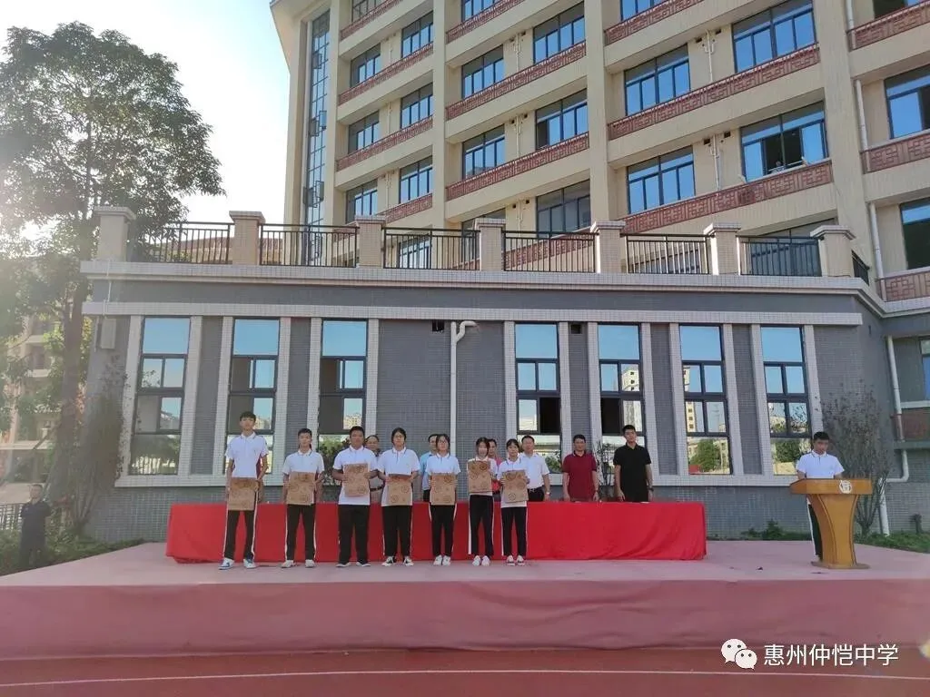 学生会干部们在仪式现场展现青春风采