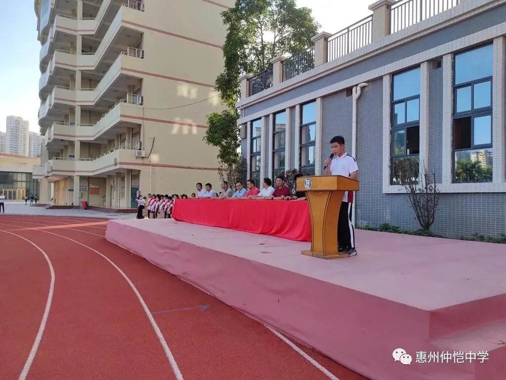 团委李扬书记在表彰仪式上发言