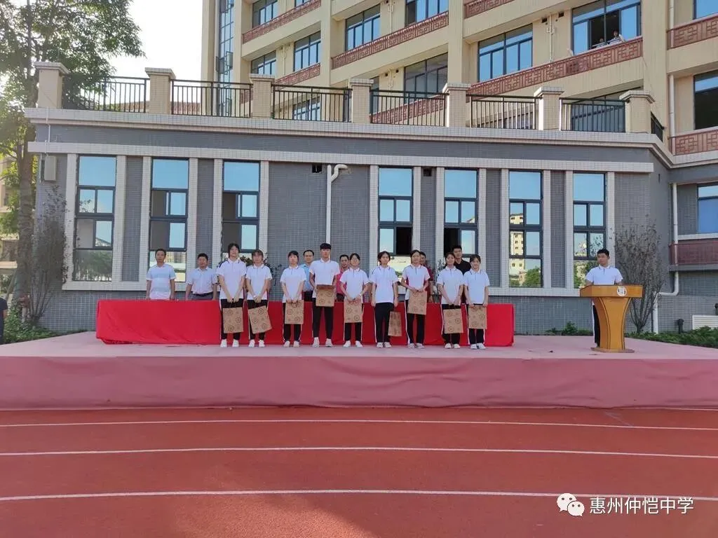学生会干部们认真聆听交接仪式环节