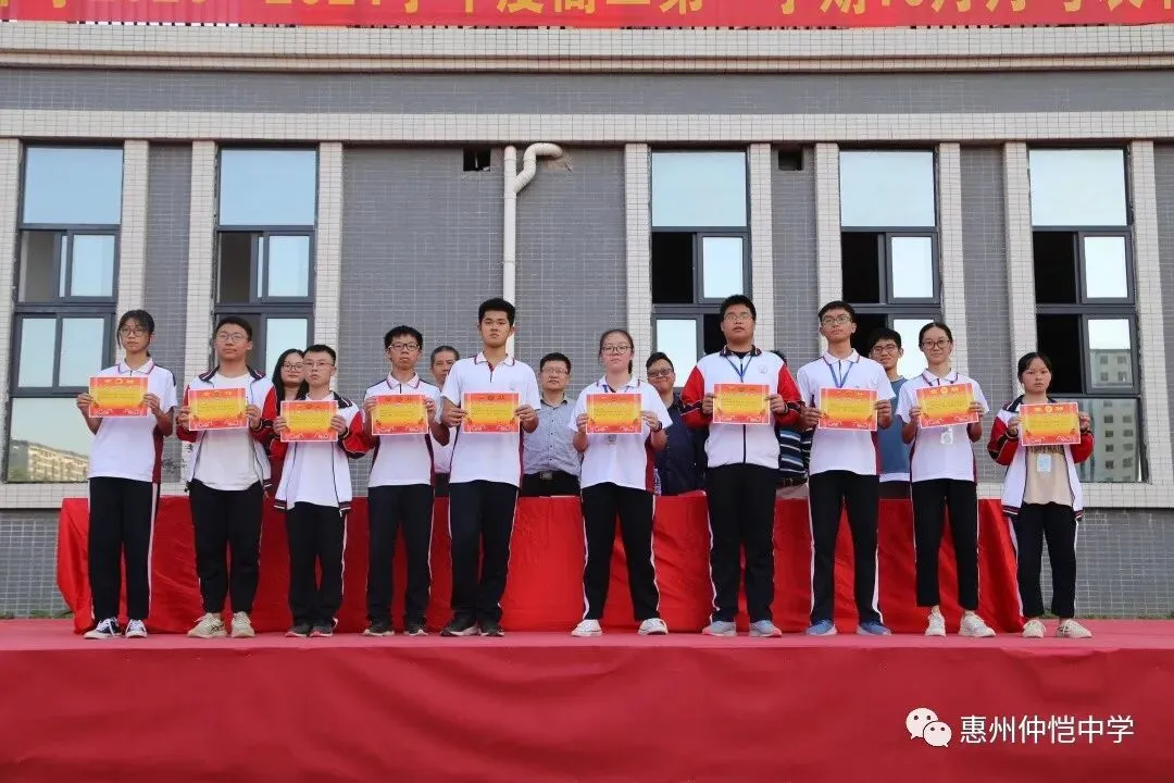 学生们手持奖状和奖品,脸上洋溢着喜悦