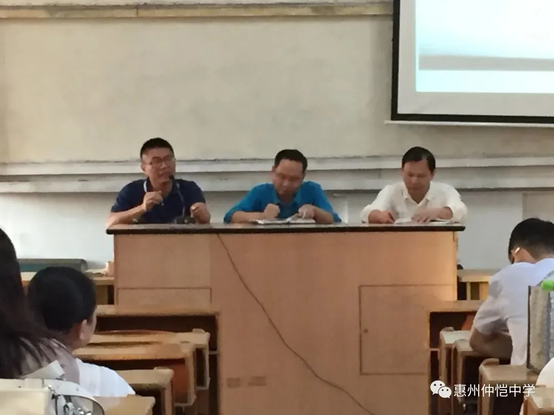赵群祥主任部署年级工作