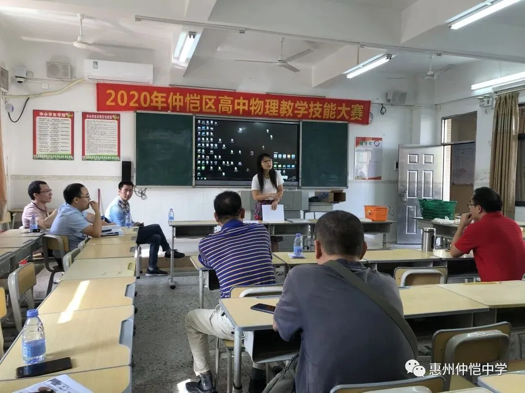 评委老师认真观摩比赛