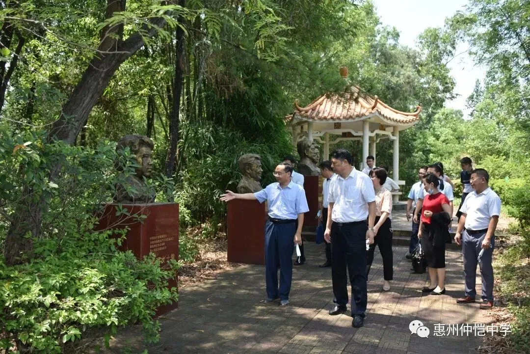 省事业单位登记管理局调研组在仲恺中学廖仲恺铜像前合影