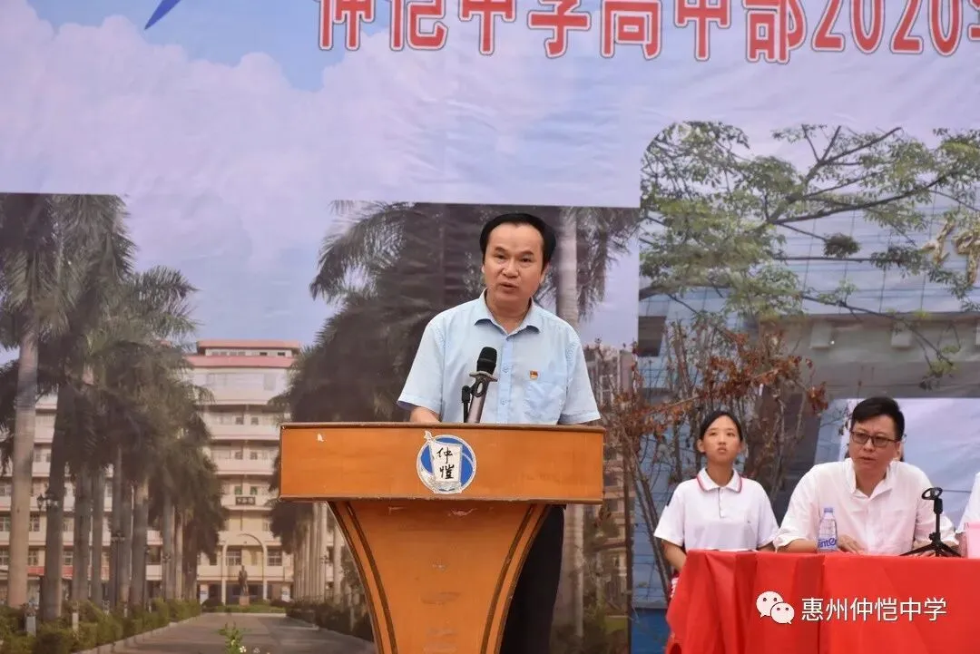 校长张干丁为年级主任颁发聘书