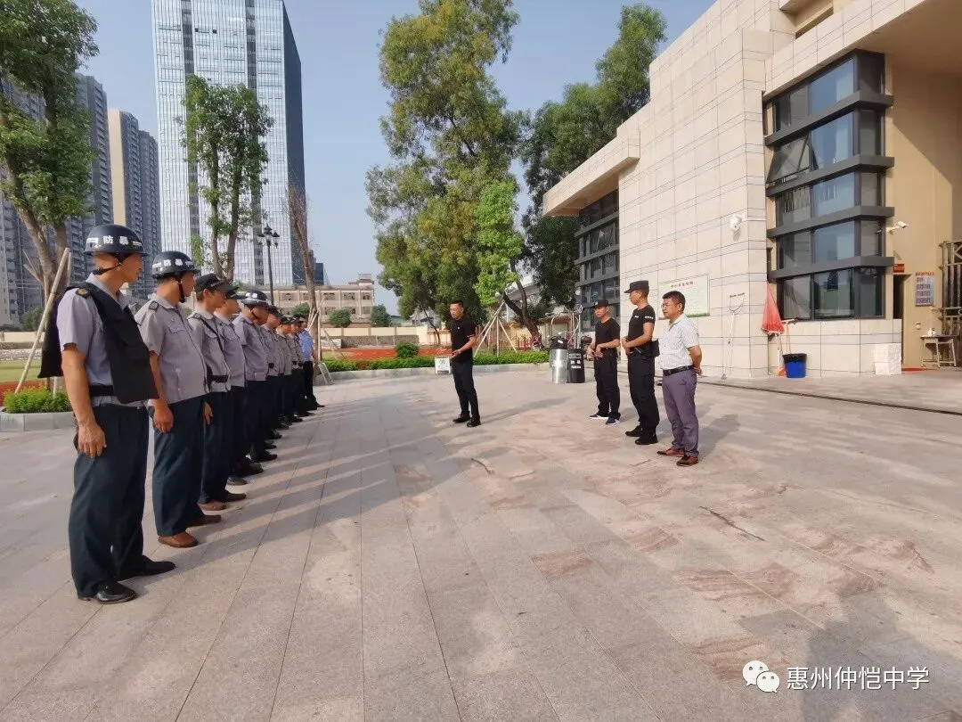 陈江派出所民警及特警教官在学校正大门进行反恐防暴培训