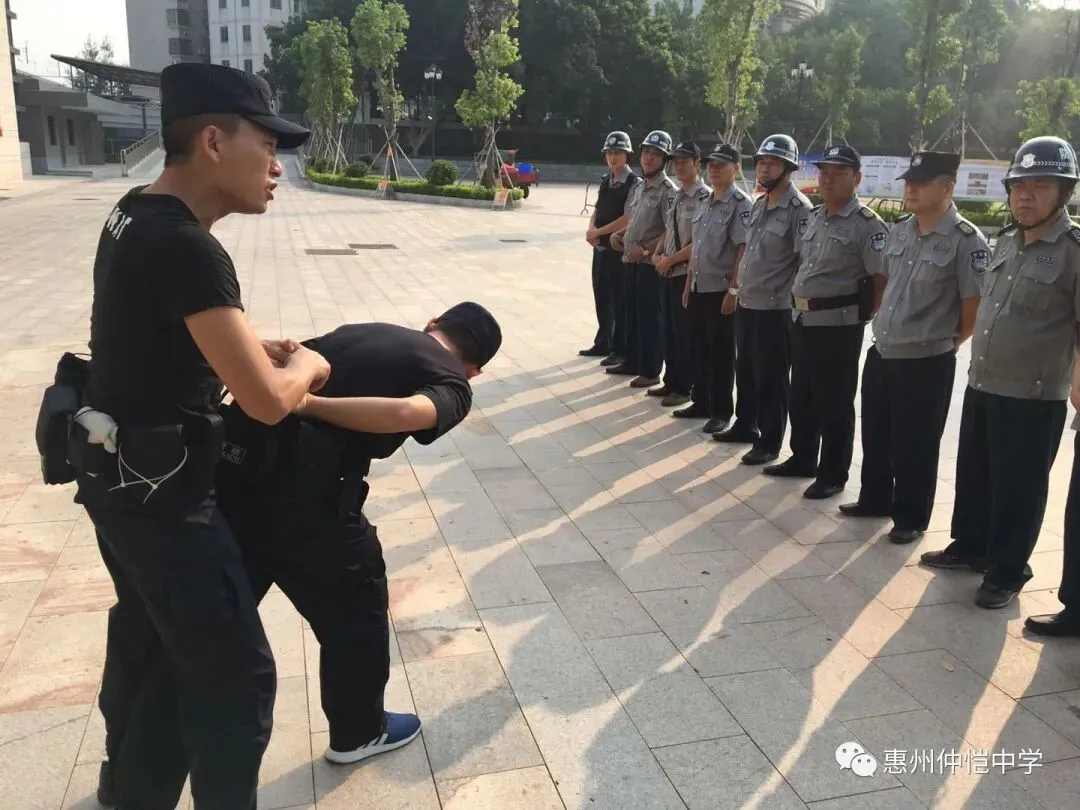 保安队员和校园护卫队进行防暴器械实操演练