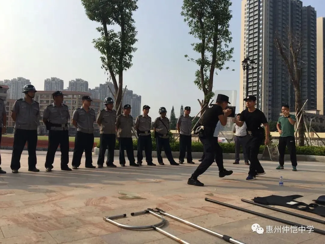 保安队员们进行反恐器械实操训练