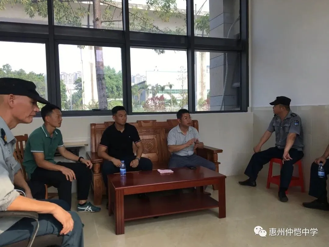 参训人员进行消防栓使用技能演练