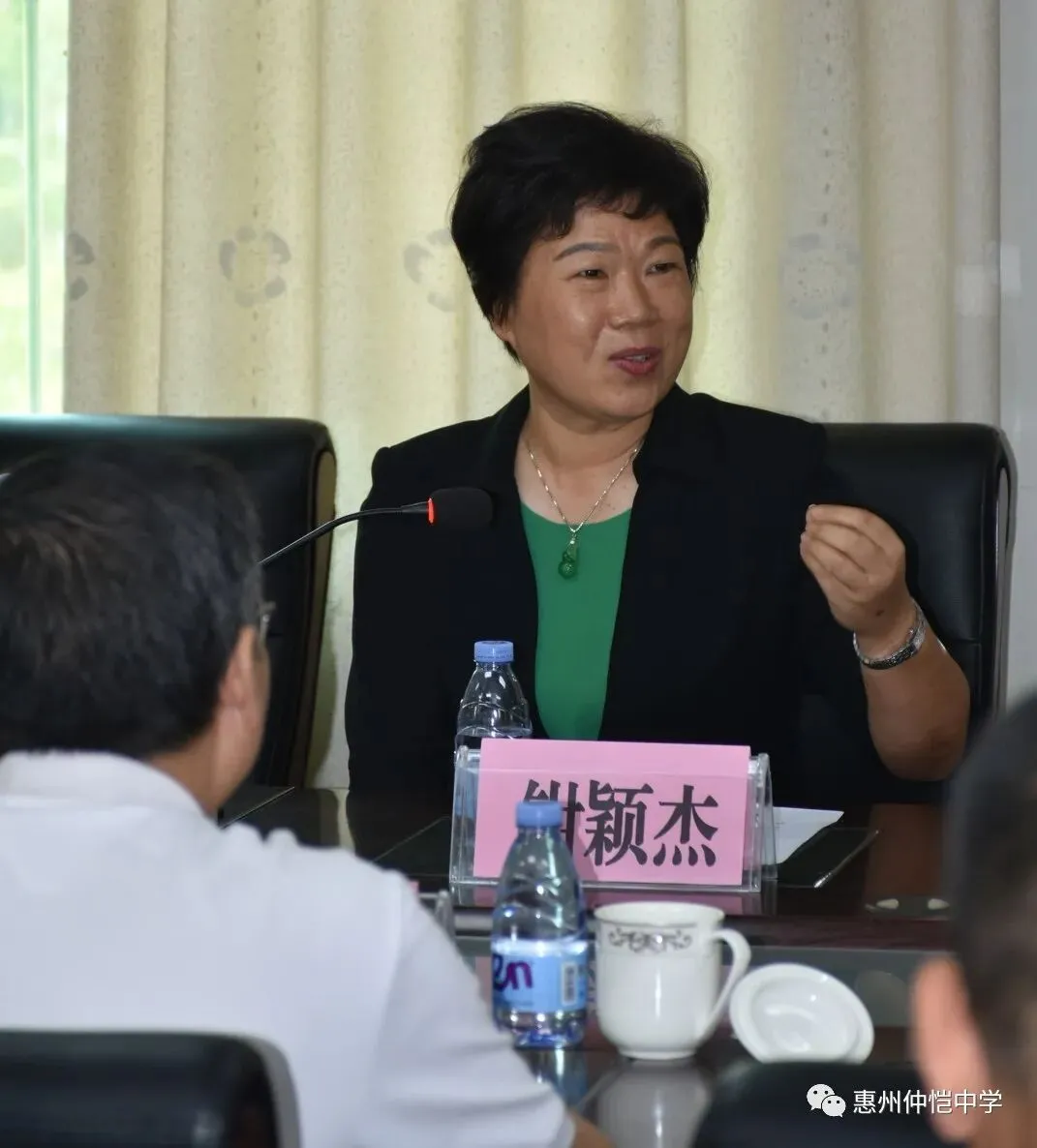 钳颖杰主任主持座谈会并介绍与会领导