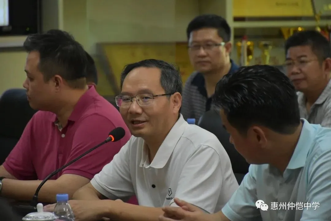 张干丁校长汇报学校近年发展情况