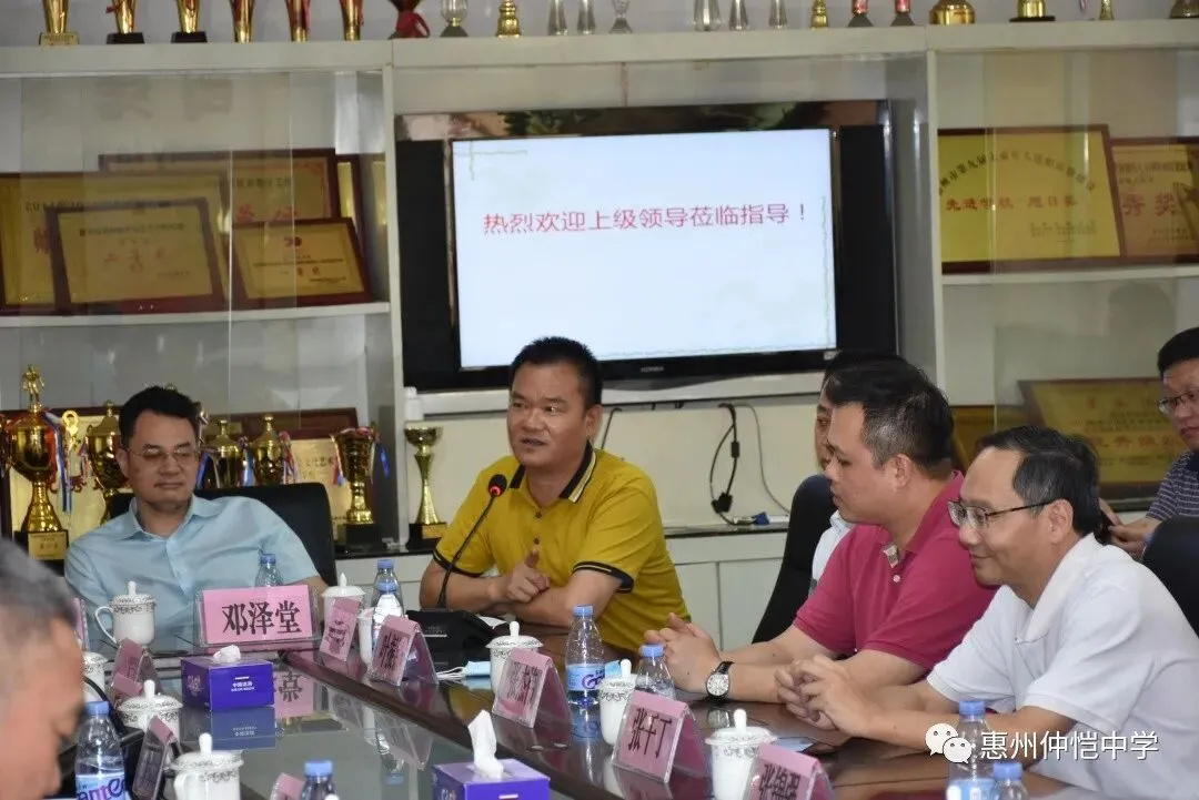 慰问活动结束后,领导与师生在廖仲恺先生铜像前合影