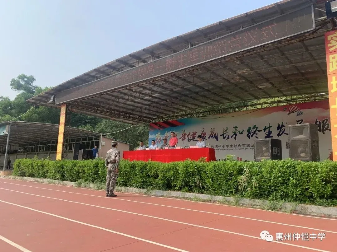 教官与优秀连队合影