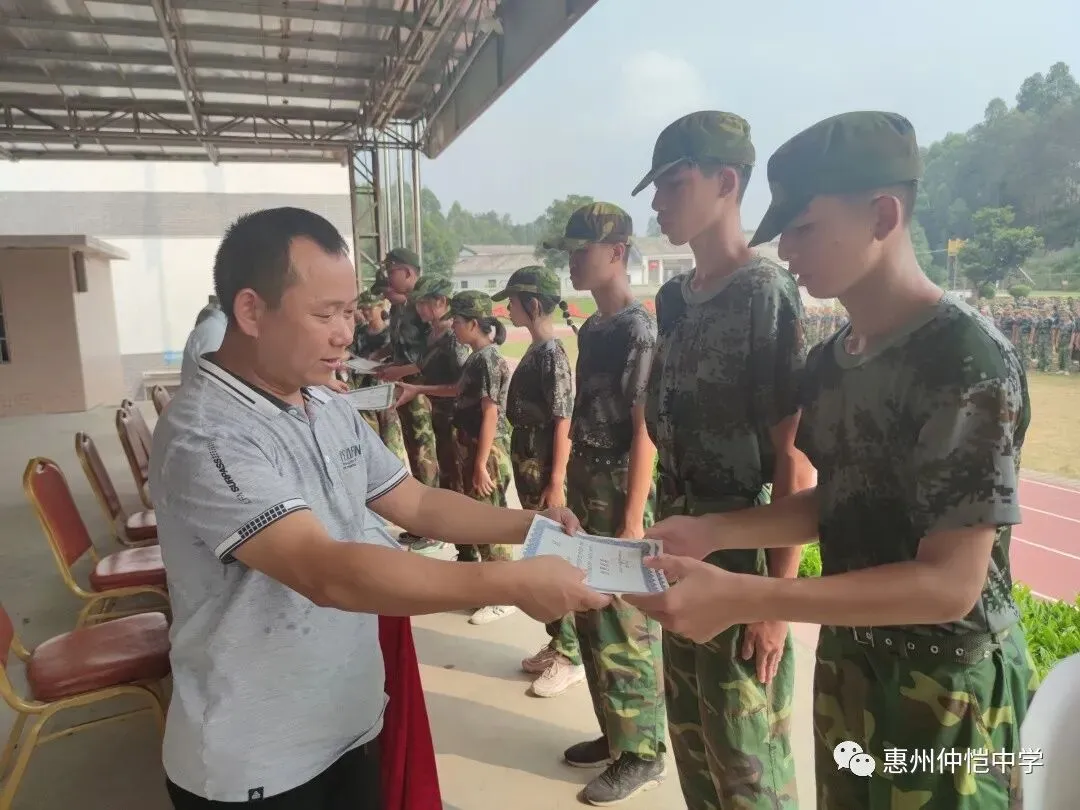 优秀标兵接受表彰
