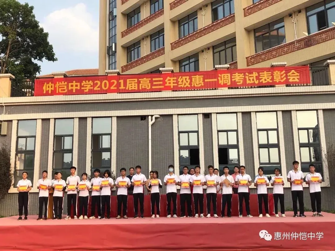 颜小林老师在表彰大会上发言