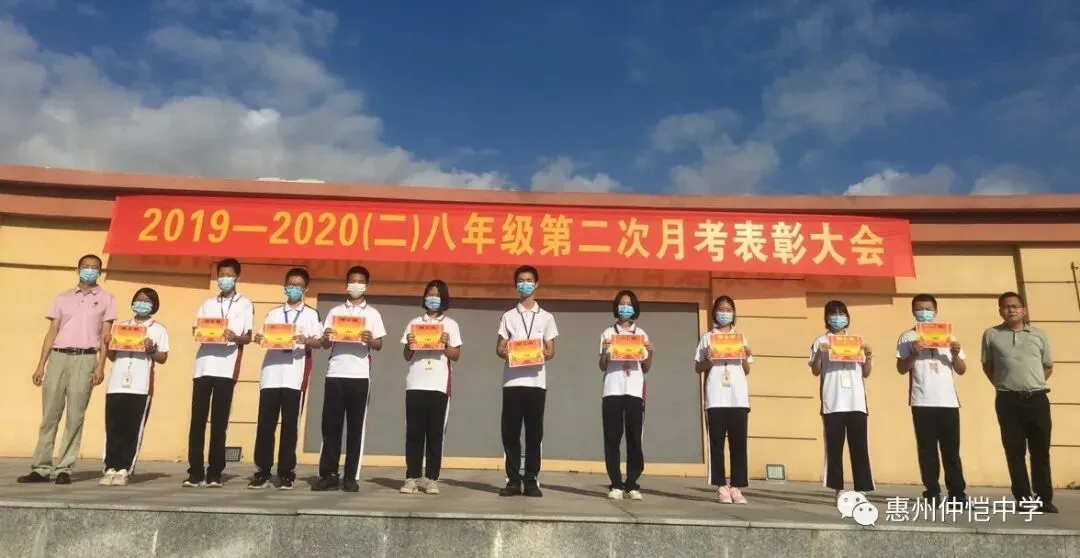 学生们认真聆听领导讲话