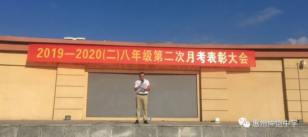 获奖学生代表手捧奖状喜悦留影