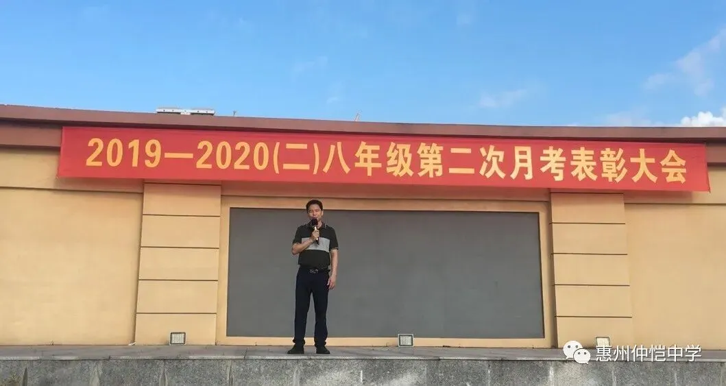 校领导为获奖学生颁发奖状