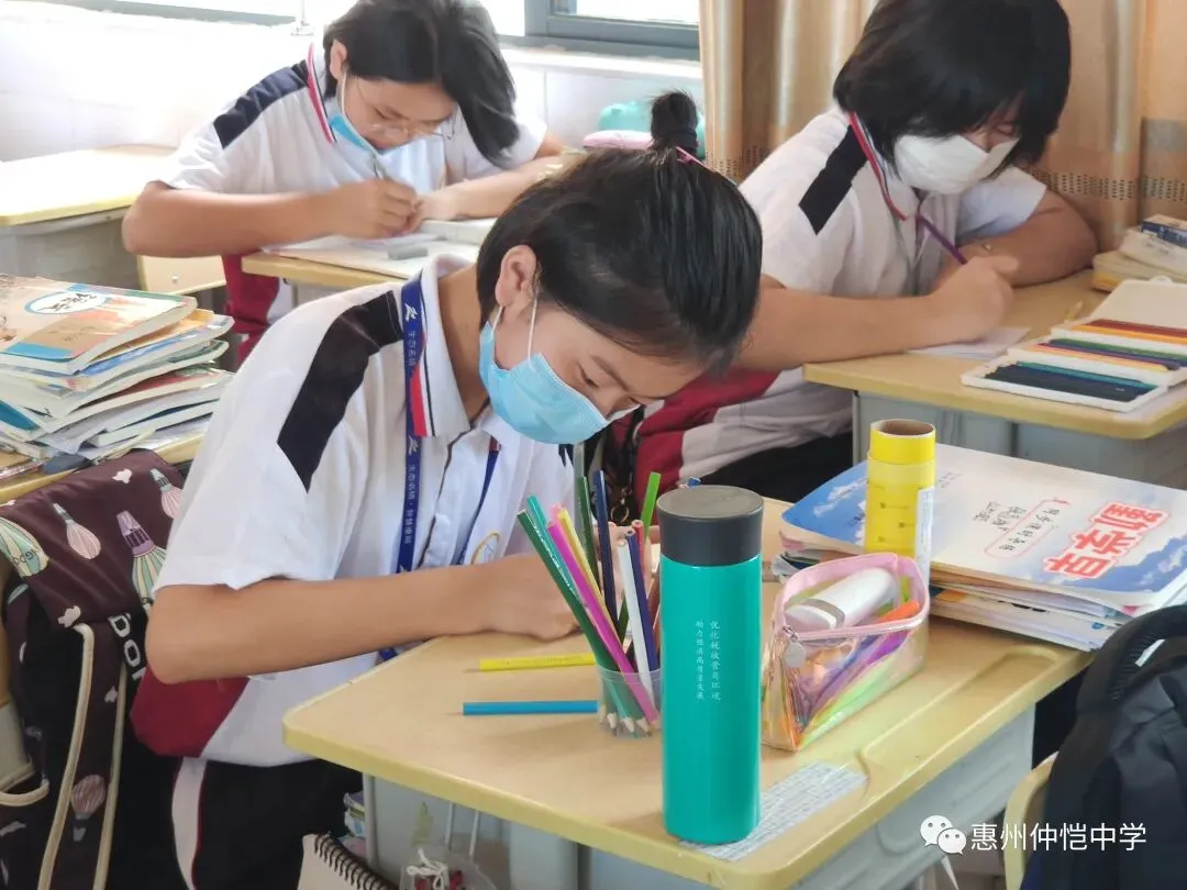 学生认真填写小册子,表达对父亲的欣赏