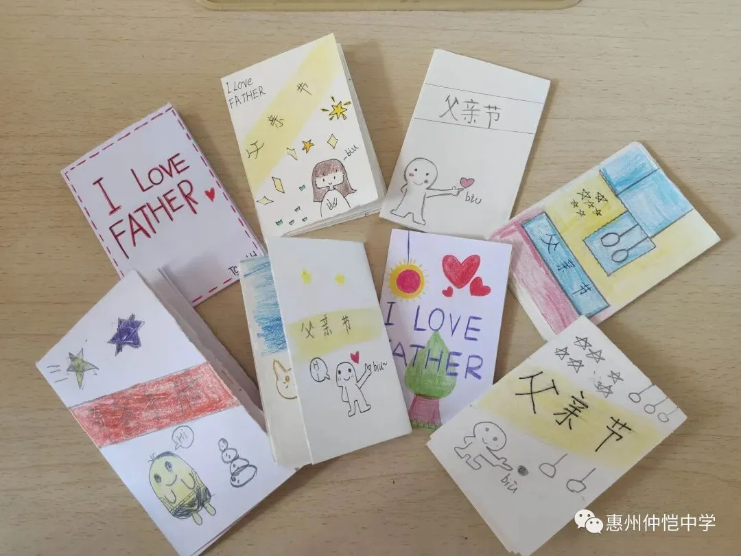 学生们展示制作的父亲节礼物小册子