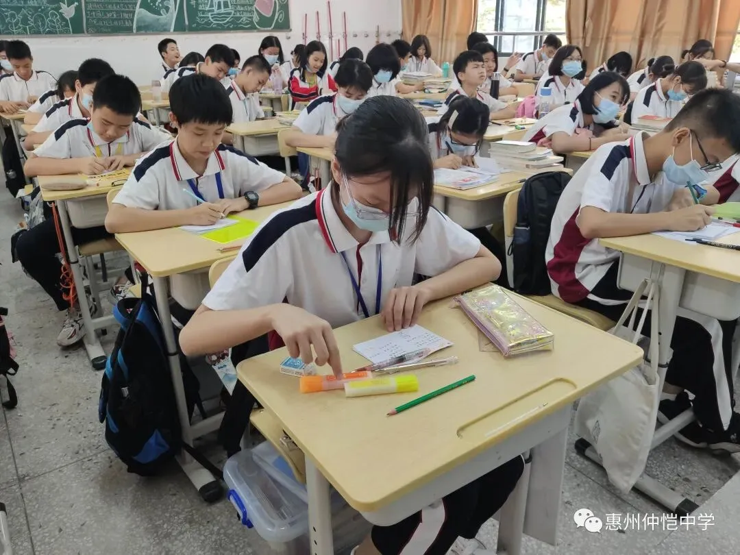 仲恺中学初中部:以“我眼中的父亲”主题活动献礼父亲节