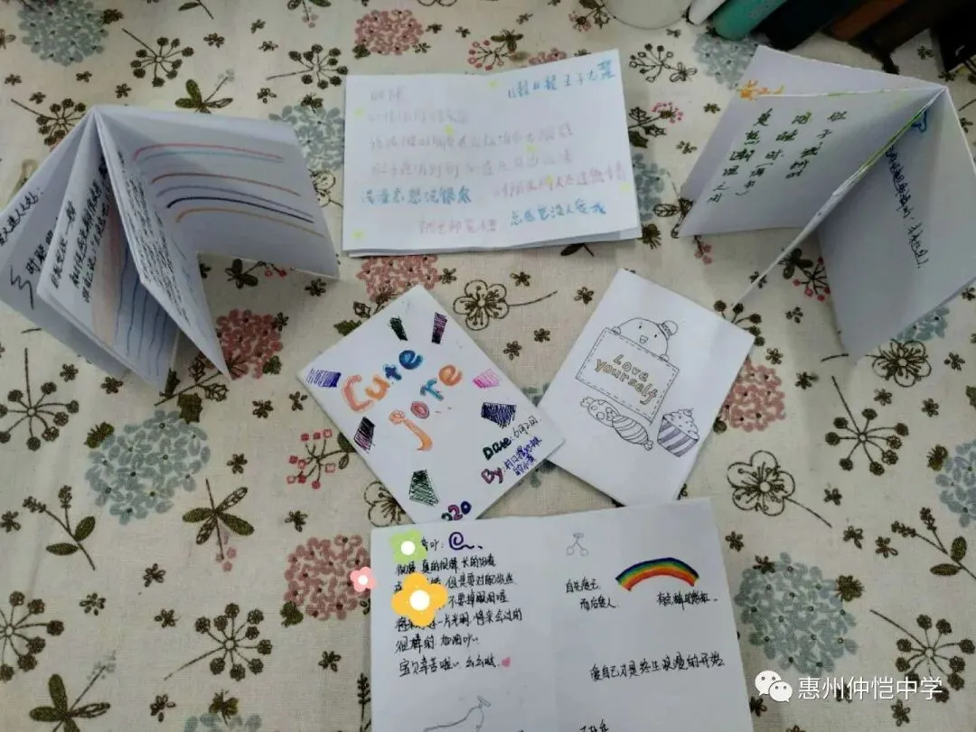 学生们在活动中展现出自信的笑容
