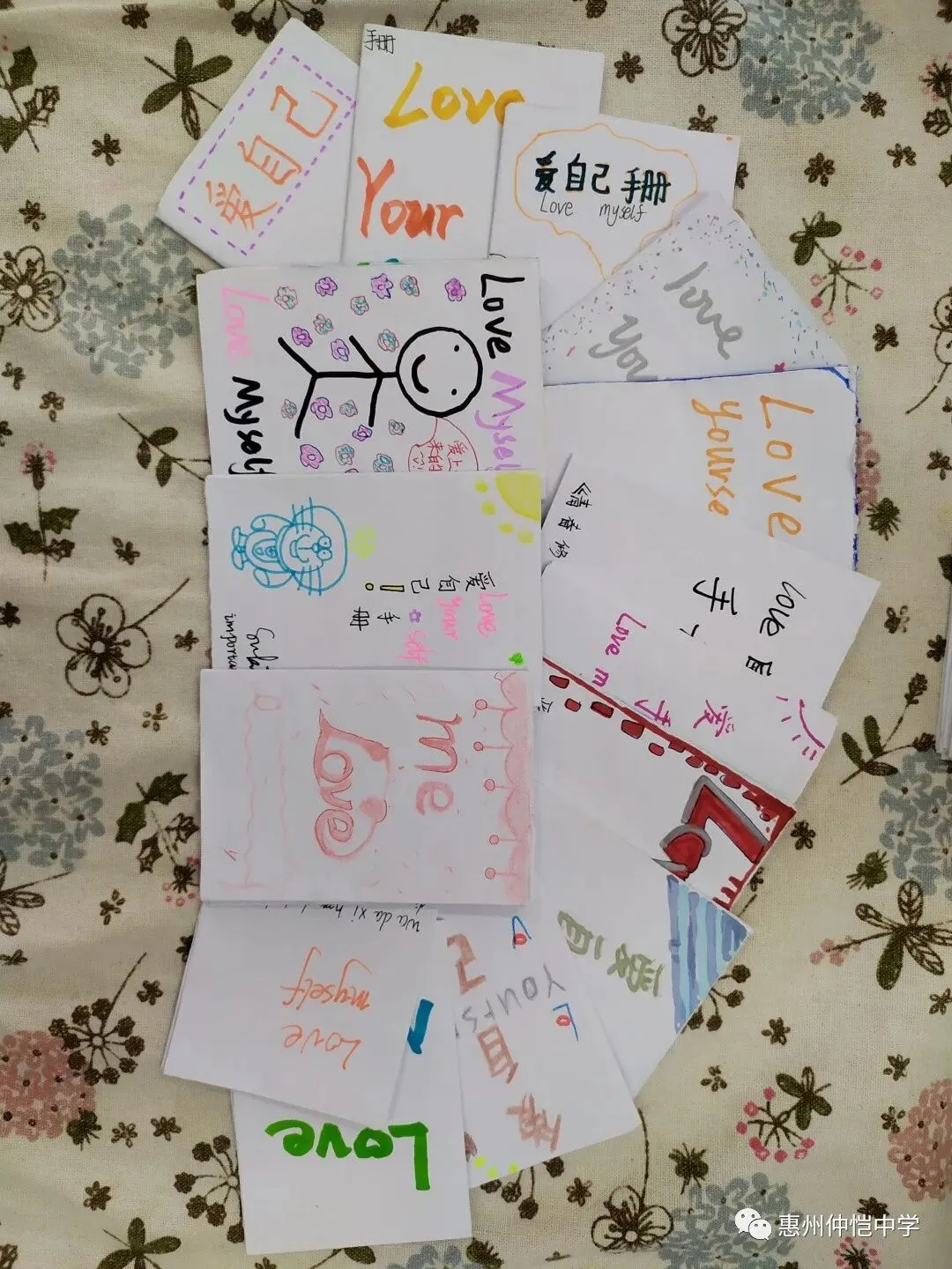 学生们在活动中交流分享制作心得