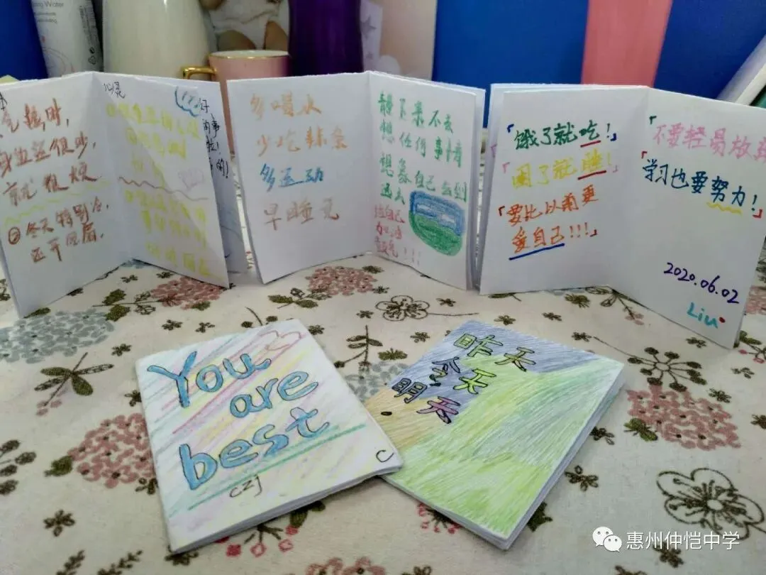 学生们展示自己充满创意的活动手册内页