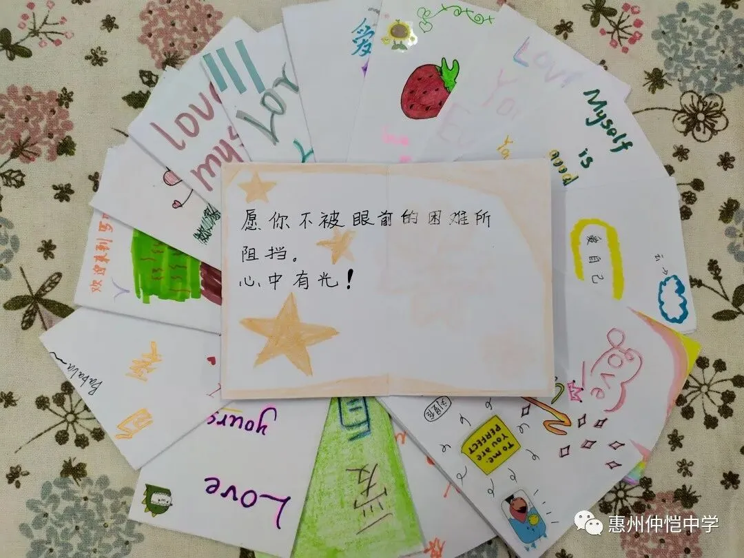 学生们用彩色笔装饰自己的活动手册