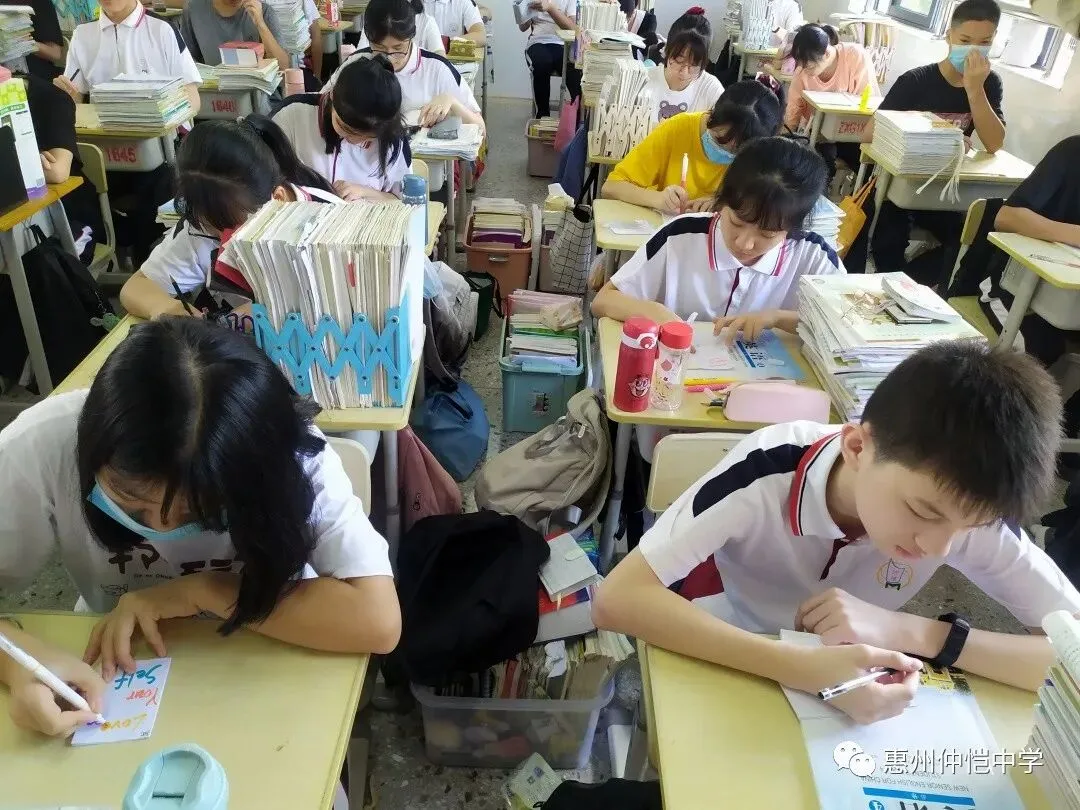 高一年级学生正在制作“关爱自己”活动手册