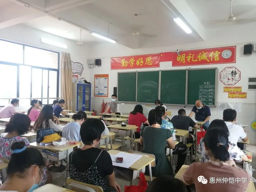 校领导为月考成绩优异的学生颁发奖状