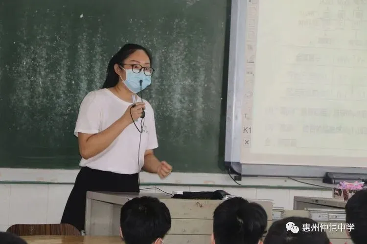 老师们认真聆听教研员的指导