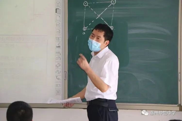 教研员与老师们交流讨论